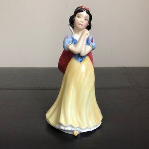 Royal Doulton Snow White Figurine SW9, excellent condition.
